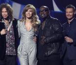 Steven Tyler, Jennifer Lopez, Randy Jackson et le présentateur Ryan Seacrest sur le plateau d'American Idol 