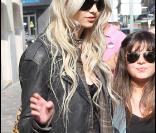 Taylor Momsen dans les rues de Paris le 25 mars 2011