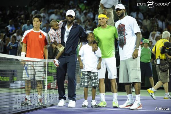 Rafael Nadal salué par Dwyane Wade et LeBron James lors du Master 1000 de Miami, le 26 mars 2011