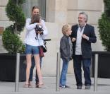 Uma Thurman et ses enfants Maya et Levon en vacances à paris le 25 mars 2011