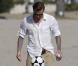 David Beckham s'éclate comme un petit fou sur le tournage de la nouvelle publicité pour Diet Pepsi, sur une plage de Los Angeles, le 28 mars 2011.