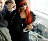 Rihanna arrive en Australie, à Adelaide, pour se produire dans le cadre de sa tournée, le jeudi 10 mars 2011.