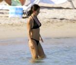 Courtney Cox à la plage avec des seins... plus modestes (ici en 2006)