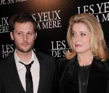 Nicolas Duvauchelle et Catherine Deneuve lors de la première du film Les Yeux de ma mère en mars 2011 à Paris