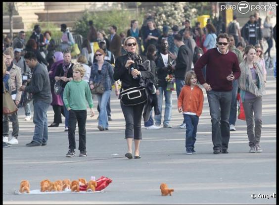 Uma Thurman et Arpad Busson passent quelques jours de vacances à Paris avec leurs enfants respectifs, ici dans la capitale française le 28 mars 2011.