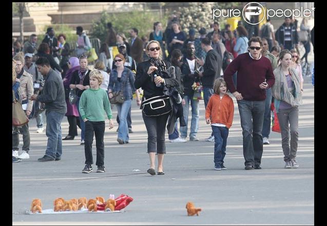 Uma Thurman et Arpad Busson passent quelques jours de vacances à Paris avec leurs enfants respectifs, ici dans la capitale française le 28 mars 2011.