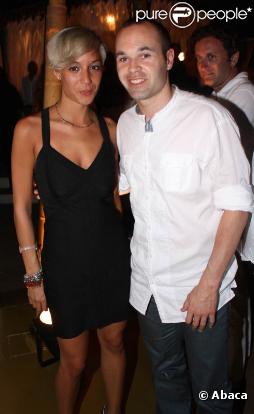 La champion du monde espagnol Andrés Iniesta et sa femme Anna Ortiz ont accueilli leur premier enfant le 3 avril 2011, une petite fille prénommée Valeria.