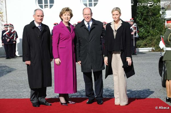 Visite officielle en Irlande d'Albert de Monaco et Charlene Wittstock. Le couple est reçu à Dublin par la présidente Mary McAleese, le 4 avril 2011.