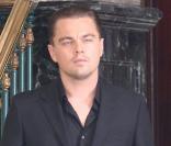 Leonardo DiCaprio en plein tournage de la pub pour un téléphone mobile chinois à Paris, le 6 avril 2011