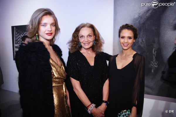 Diane von Fustenberg entourée de Jessica Alba et Natalia Vodianova lors du vernissage de l'exposition Diane von Furstenberg à Bejing le 2 avril 2011