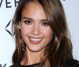 Tout va à Jessica Alba ! Encore plus sa nouvelle coupe au carré long qui met son visage en valeur.