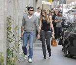 Luis Figo et sa femme Helen Svedin font du shopping à Milan, le 7 avril 2011