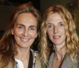 Céline Charloux, présidente des P\'tits Cracks, aux côtés de Sandrine Kiberlain lors de la vente éphémère des P\'tits Cracks chez Sol y Flor le samedi 2 avril 2011