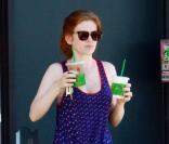 Isla Fisher emmène sa petite Olive se promener après être allée la chercher à l\'école. Santa Monica, le 31/03/2011