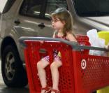 Isla Fisher emmène sa petite Olive faire des courses. Santa Monica, le 31/03/2011
