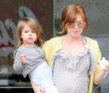 Isla Fisher et sa petite Olive en mai 2010