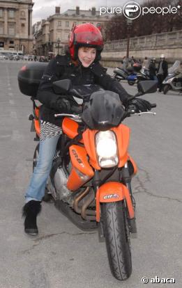 Julie Depardieu sur sa moto...