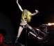 Lady Gaga fait une chute pendant qu'elle chante You and I lors de son Monster Ball Tour en avril 2011 à Houston