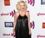 Tori Spelling pose durant les Glaad Awards à Los Angeles en avril 2011