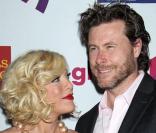 Tori Spelling et son mari Dean McDermott posent durant les Glaad Awards à Los Angeles en avril 2011