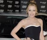 Kylie Minogue à Londres à l'O2 Arena a posé avec la Lexus dont elle est ambassadrice. Et a clôturé sa tournée en beauté