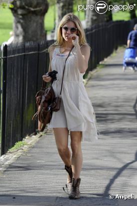Quand Sienna Miller adopte le look bohème, on est sous le charme. Le contraste de la robe blanche légère et des bottes de motarde est simplement parfait !