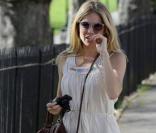 Quand Sienna Miller adopte le look bohème, on est sous le charme. Le contraste de la robe blanche légère et des bottes de motarde est simplement parfait !<br />