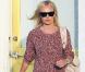 Kate Bosworth, abonnée aux tenues chic et épurées, porte une longue chemise en jean sous un pull en maille Isabel Marant. Bravo pour les lunettes Celine, si intemporelles.