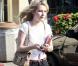 Emma Roberts ne quitte plus son sac Chloé pour briller à L.A. En slim, ballerines et simple T-shirt blanc, elle ajoute la touche couture qu'il faut pour twister son look. Bravo !