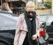 Kylie Minogue sort la parka rose pour dynamiser osn total look noir. On aime l'allure très urbaine et le sac oversize