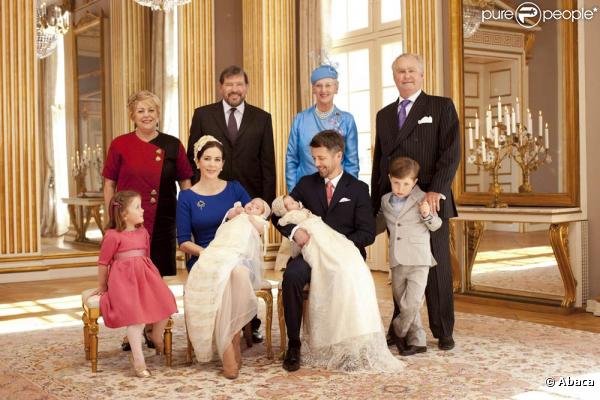 La princesse Mary et le prince Frederik de Danemark avec leurs deux grands enfants Christian et Isabella et leurs jumeaux, le prince Vincent et la princesse Joséphine, dans la grande salle de leur demeure (le palais Frederik VIII), le 14 avril 2011, quelques heures après le baptême des deux chérubins. 
 Ils sont entourés des grands-parents : John Donaldson, le père de Mary, avec sa compagne Susan Moody, et la reine Margrethe avec le prince consort Henrik, toujours de mèche avec son petit-fils Christian !