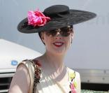 Dita Von Teese se promène aux puces de West Hollywood, à Los Angeles. Avril 2011