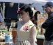 Dita Von Teese se promène aux puces de West Hollywood, à Los Angeles. Avril 2011