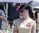 Dita Von Teese se promène aux puces de West Hollywood, à Los Angeles. Avril 2011