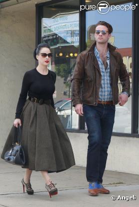 Dita Von Teese et son bien-aimé Louis-Marie de Castelbajac sortent du restaurant The Cube, à Los Angeles. Avril 2011