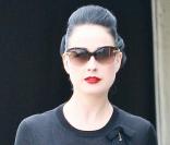 Dita Von Teese, à Los Angeles, aux côtés de son boyfriend Louis-Marie de Castelbajac. Avril 2011 