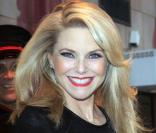 Christie Brinkley est radieuse à la sortie de son hôtel et prête à briller sur la scène de l'Ambassador Theatre. New York, 15 avril 2011  