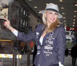 Christie Brinkley prend la pose et affiche son look casual à l'Ambassador Theatre. New York, 16 avril 2011 