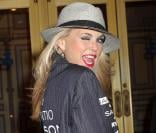 Christie Brinkley très en forme et joueuse devant son théâtre, à Broadway, où elle joue dans la comédie musicale Chicago. New York, le 16 avril 2011 
