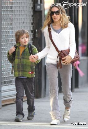 Sarah Jessica Parker emmène son fils James à l'école avant de prendre un petit déjeuner avec des amis à New York le 18 avril 2011