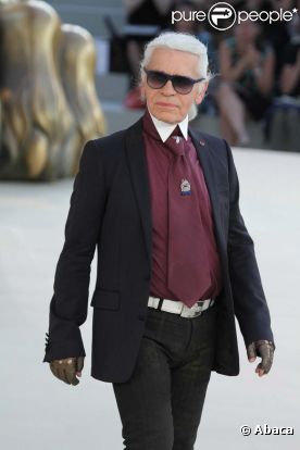 A 77 ans, Karl Lagerfeld n'est jamais à court d'idée : il lancera prochainement un parfum à l'odeur de vieux bouquin.  Paris, 6 juillet 2010    