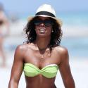Kelly Rowland plus sexy que jamais, entre plage dorée et baignades !