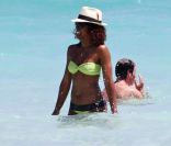 En attendant la sortie de son album, Kelly Rowland barbotte avec ses copines ! Miami, 4 avril 2011 