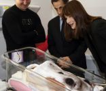 Carla Bruni et Nicolas sarkozy à une maternité en banlieue parisienne<br />