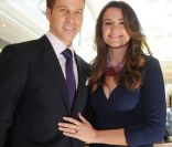 Les sosies du Prince William et de Kate Middleton présentent la Mini Cooper Swarovski, dans un centre commercial de Londres, le 23 avril 2011