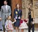 Letizia et Felipe d'Espagne, entourés de Sofia d'Espagne et de leurs enfants lors de la messe de Pâques célébrée à Palma de Majorque le 24 avril 2011 