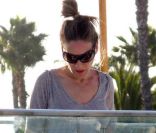 Sarah Jessica Parker passe quelques jours dans le sud de la Californie, avec une amie. Elle n\'est tout de même pas loin de son téléphone, pour rester en contact avec sa petite famille. 17 avril 2011