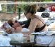 Sarah Jessica Parker lit tranquillement, sur un transat, avec une amie. 17 avril 2011