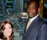 Mandy Moore et le basketteyr Dikembe Mutombo donnent le coup d\'envoi de la campagne de prévention sur les dangers du paludisme, à New York, lundi 25 avril.