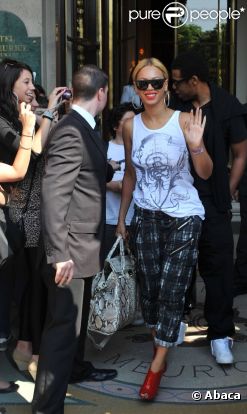 Beyoncé et son mari Jay-Z sortent de leur hôtel Le Meurice pour quitter Paris, le 26 avril 2011